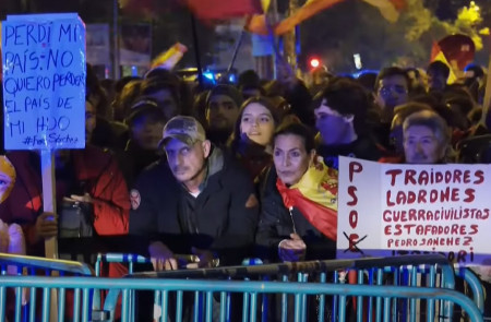 <p>Manifestantes en las inmediaciones de la calle Ferraz durante la noche del 14 de noviembre, previa a la jornada de investidura de Pedro Sánchez. / <strong>RTVE</strong></p>