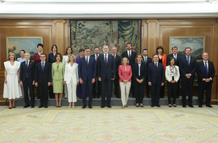 <p>El presidente del Gobierno, Pedro Sánchez, posa en La Zarzuela junto al rey y los nuevos ministros tras prometer estos su cargo. / <strong>La Moncloa</strong></p>
