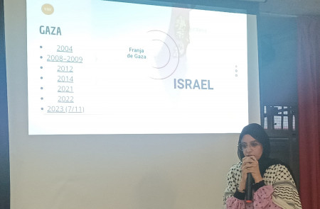 <p>Safiyah Alzaiti habla de Gaza en un instituto de Madrid.</p>