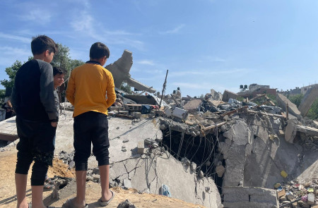 <p>Unos niños inspeccionan una vivienda destrozada por las bombas israelíes, 1 de diciembre de 2023. <strong>/ M. M.</strong></p>