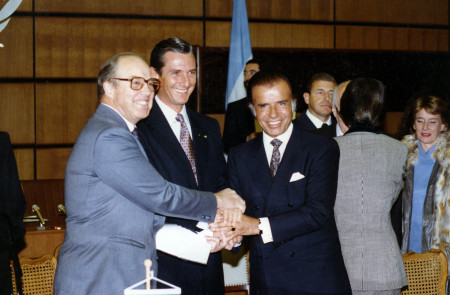 <p>Carlos Menem, junto a Hans Blix, antiguo director de IAEA, y Fernando Collor de Mello, expresidente de Brasil, el 13 de diciembre de 1991. <strong>/ IAEA Imagebank</strong></p>