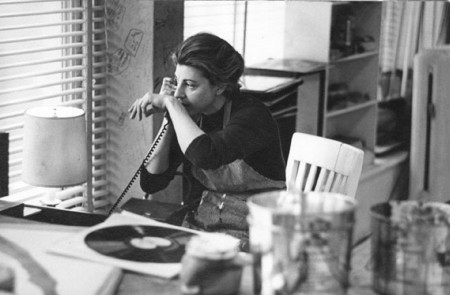 <p>La artista expresionista abstracta Helen Frankenthaler fotografiada en su estudio de Nueva York por el fotógrafo y artista austriaco Ernst Haas en 1969. /<strong> Ernst Haas Estate</strong></p>