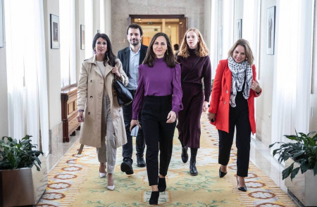 <p>Los cinco diputados y diputadas de Podemos que se han pasado al Grupo Mixto, con Ione Belarra a la cabeza. / <strong>Twitter (@m_tere_perez)</strong></p>