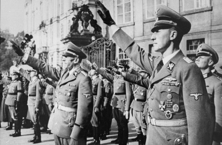 <p>Toma de posesión de Reinhard Heydrich como gobernador del protectorado de Bohemia y Moravia. / <strong>Holocaust Encyclopedia</strong></p>
