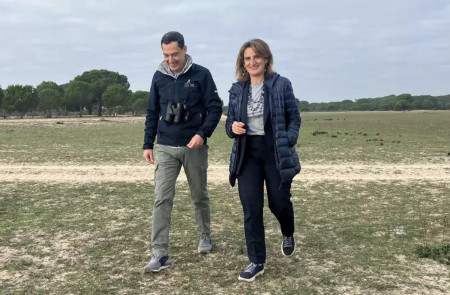 <p>Teresa Ribera y Juanma Moreno en Almonte, donde firmaron un protocolo sobre Doñana. / <strong>Ministerio para la Transición Ecológica y el Reto Demográfico</strong></p>