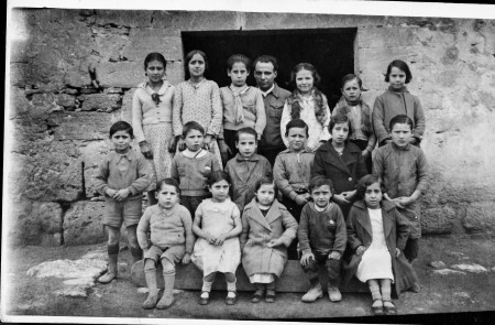 <p>El maestro Antoni Benaiges y sus alumnos en Bañuelos de Bureba (Burgos) en 1936. / <strong>Foto cedida por Sergi Bernal</strong></p>