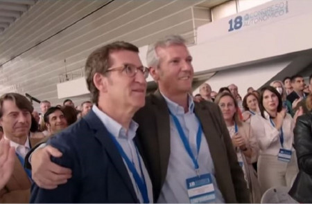 <p>El presidente del PP, Alberto Núñez Feijóo, y su sucesor en la Xunta de Galicia, Alfonso Rueda, en un congreso autonómico del partido. / <strong>RTVE</strong></p>