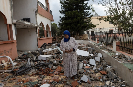 <p>Norma Abu Sari sobre los escombros de su casa, en Dahira, frontera con Israel, durante la tregua. / <strong>M.M.</strong> </p>