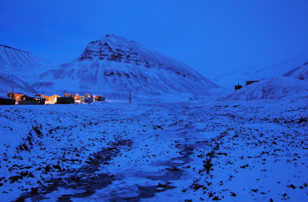 <p>Noche polar en Longyearbyen (Noruega). / <strong>Wikimedia Commons</strong></p>