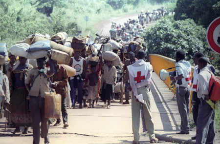<p>Voluntarios de la Cruz Roja ruandesa asisten a los desplazados durante el genocidio de Ruanda en 1994. / <strong>Cruz Roja (vía Wikimedia Commons)</strong></p>