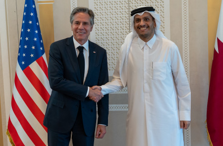 <p>El secretario de Estado de EEUU, Antony Blinken, junto al primer ministro y ministro de Asuntos Exteriores catarí, Mohammed bin Abdulrahman Al Thani, el 22 de noviembre de 2022 en Doha (Catar). <strong>/ Ronny Przysucha (U.S. Department of State)</strong></p>
<p> </p>