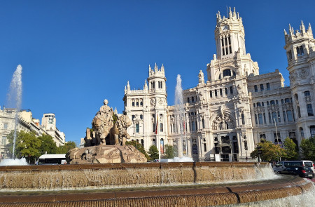 <p>La fuente de la diosa Cibeles, junto al Palacio de Comunicaciones (Madrid). <strong>/ R. A.</strong></p>