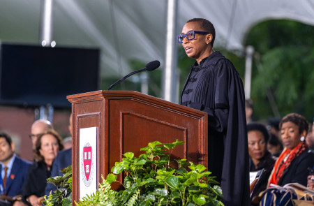 <p>Claudine Gay, durante la toma de posesión del cargo de rectora de la Universidad de Harvard, el 29 de septiembre de 2023.<strong> / Joshua Qualls</strong></p>