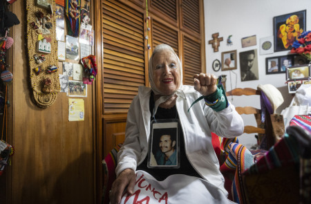 <p>Nora Cortiñas posa, durante la entrevista, con la foto de su hijo desaparecido y dos pañuelos característicos de la lucha feminista. / <strong>E. M.</strong></p>