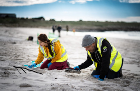 <p>Voluntarios de Ecoloxistas en Acción Galiza limpian de pellets las playas de Muros. / <strong>Ecoloxistas en Acción Galiza</strong></p>