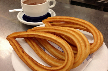 <p>Churros con chocolate. / <strong>Wikimedia Commons</strong></p>