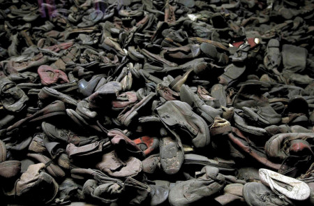 <p>Restos del calzado de algunas de las víctimas del Holocausto. / <strong>Wikimedia Commons</strong></p>