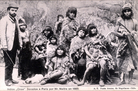 <p>Los onas secuestrados por Maurice Maître (izquierda) para un zoológico humano. / <strong>Adolfo Kwasny, Punta Arenas, Chile</strong></p>