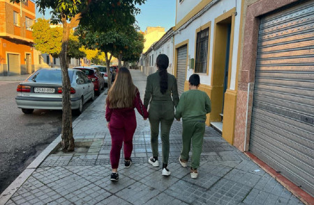 <p>Jessica da un paseo con sus hijos por su antiguo barrio en Córdoba (Andalucía).<strong> / J.S.</strong></p>