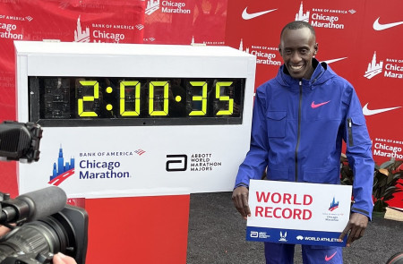 <p>Kelvin Kiptum posa junto a su marca histórica de la carrera en Chicago del pasado 8 de octubre. / <strong>Chicago Marathon</strong></p>