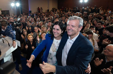 <p>Alfonso Rueda, presidente de Galicia, y Paula Prado, secretaria general del PP en Galicia, celebran la victoria electoral del 18 de febrero. / <strong>X (@ppdegalicia)</strong></p>