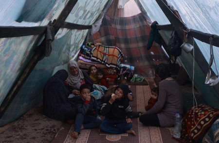 <p>Mujeres y niños refugiados palestinos descansan en el interior de una tienda de campaña. / <strong>Médicos Sin Fronteras ©</strong></p>