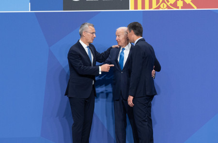 <p>Jens Stoltenberg (secretario general de la OTAN), Joe Biden y Pedro Sánchez se saludan durante la cumbre de Madrid de la OTAN, en 2022. / <strong>OTAN</strong></p>