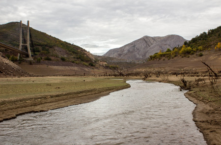 <p>El embalse de Barrios de Luna (León) durante la sequía de 2017. / <strong>Pablo Tejedor Garcia (Wikimedia Commons)</strong></p>