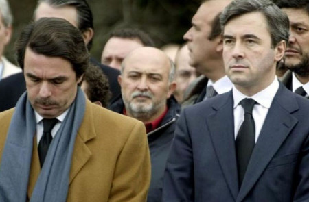<p>Ángel Acebes y José María Aznar durante un minuto de silencio por las víctimas del 11M. 12 de marzo de 2004. / <strong>RTVE</strong></p>