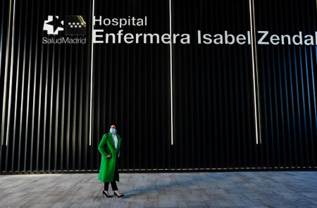 <p>Díaz Ayuso posa durante inauguración del Hospital Zendal en diciembre de 2020. / <strong>Comunidad Autónoma de Madrid</strong></p>