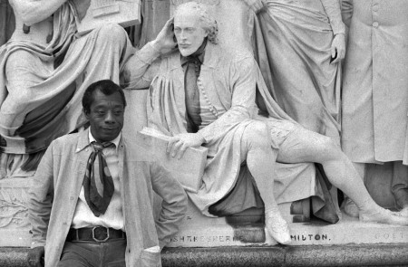 <p>El escritor James Baldwin en 1969, posando junto a la estatua de Shakespeare. / <strong>Allan Warren</strong></p>