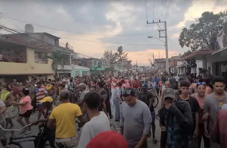 <p>Cientos de personas en Bayamo se lanzaron a las calles este 17 de marzo. / <strong>Telemundo</strong></p>