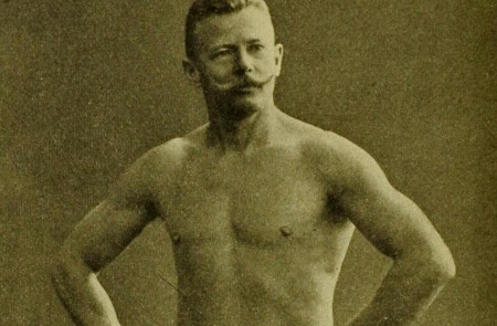 <p>El famoso gimnasta danés Jørgen Peter Müller posa en una imagen fechada hacia 1904. / <strong>Wikipedia</strong></p>