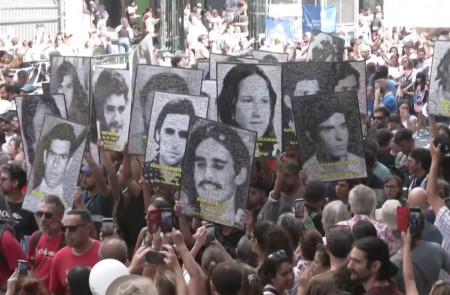 <p>Marchas por la memoria democrática a 48 años del golpe de Estado en Argentina. / <strong>YouTube (France 24 Esp)</strong></p>