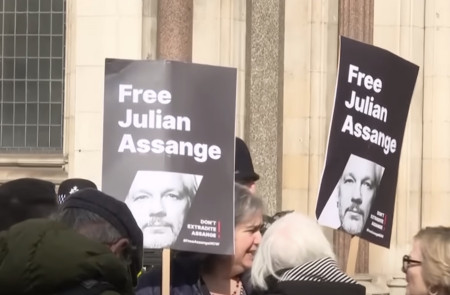 <p>Concentración por la liberación de Assange a las puertas del Alto Tribunal británico, 26 de marzo de 2024. / <strong>BBC News</strong></p>