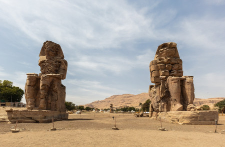 <p>Los colosos de Memnón en Luxor (Egipto). /<strong> Diego Delso</strong> (<strong>CC BY-SA 4.0 DEED) vía Wikimedia Commons</strong></p>