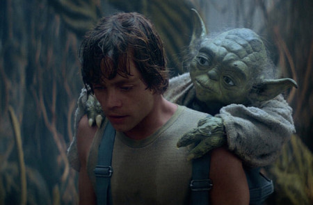<p>Luke Skywalker lleva a cabo su entrenamiento jedi durante su retiro en el planeta Dagobah. / Fotograma de <em>Star Wars: Episodio V - El Imperio contraataca</em> (Irvin Kershner,1980)</p>