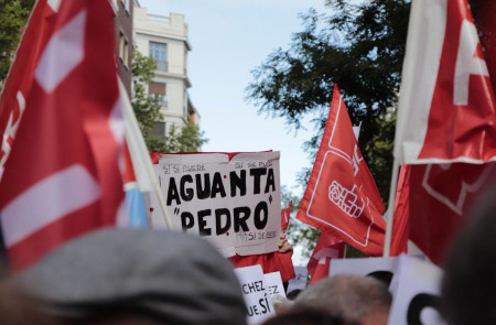 <p>Concentración en apoyo a Pedro Sánchez en la calle Ferraz, el 27 de abril. / <strong>PSOE</strong></p>