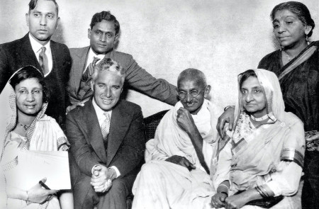 <p>Mahatma Gandhi con Charlie Chaplin. / <strong>Dinodia Photos - Alamy Stock Photo</strong></p>