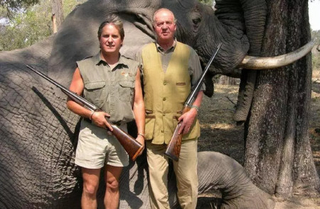<p>El rey emérito posa delante de un elefante abatido en Botsuana en 2006, en una fotografía publicada por la web de la compañía Rann Safaris. / <strong>Rann Safaris</strong></p>