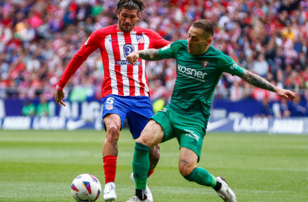 <p>De Paul disputa un balón con el osasunista Rubén Peña al inicio del encuentro. / <strong>Marcos Barquero (Club Atlético de Madrid)</strong></p>