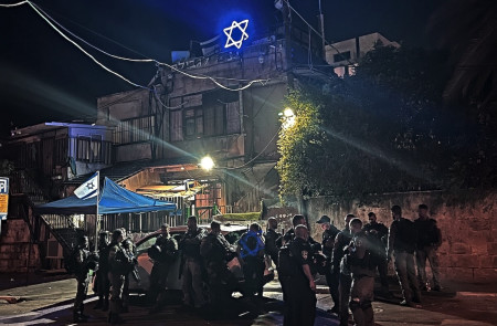 <p>Fuerzas de ocupación israelíes frente a la casa de una familia palestina en Jerusalén Este, que fue usurpada por colonos y señalada con una Estrella de David. / <strong>M.E.K. </strong></p>