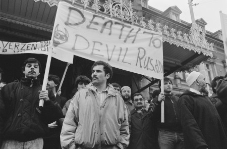 <p>Manifestantes pidiendo la muerte de Salman Rushdie en La Haya (Países Bajos), en mayo de 1989. / <strong>Rob Croes / Anefo</strong></p>