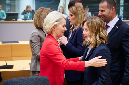 <p>Ursula von der Leyen y Giorgia Meloni, durante el Consejo Europeo extraordinario en Bruselas, el 17 de abril de 2024. /<strong> Dati Bendo (European Union, 2024)</strong></p>