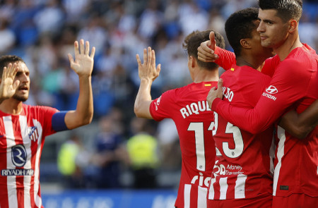 <p>Los jugadores celebran el gol de Reinildo. / <strong>Ángel Gutiérrez. </strong></p>
