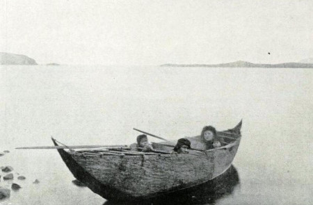 <p>Familia yagán en una canoa, en 1908. / <strong>Women of all nations</strong></p>