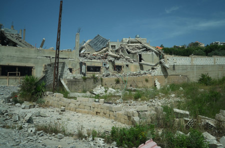 <p>Casas destruidas por el impacto de misiles israelíes de Kfar Kela, pueblo libanés a pocos metros de la Línea Azul. / <strong>Jihad Jneid</strong></p>