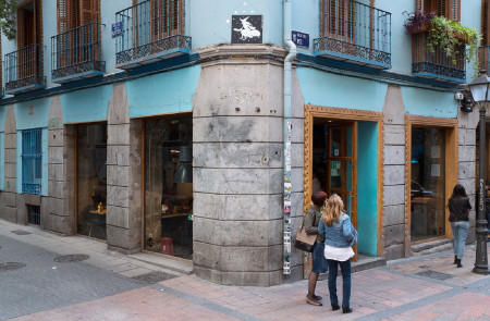 <p>Esquina de la calle del Pez con la calle de la Madera en Madrid. / <strong>r2hox (</strong><strong>CC BY-SA 2.0 DEED)</strong></p>
