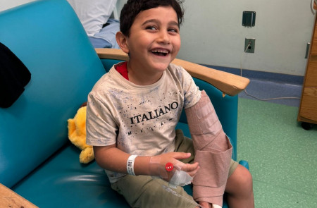 <p>El pequeño gazatí Adam Afana sonríe desde el hospital de Beirut en el que se recupera de las graves heridas causadas por un ataque israelí. / <strong>Carol Mansour, Fondo para la Infancia Ghassan Abu Sittah. Imagen cedida</strong></p>