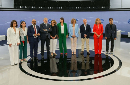 <p>Los candidatos de las elecciones europeos, junta al presentador del debate, Xabier Fortes, en TVE. /<strong> RTVE</strong></p>